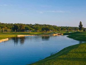 The Laranjal course with a large lake waiting to catch poor shots.